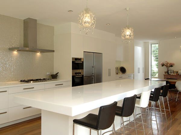 Tủ bếp được thiết kế theo phong cách hiện đại giúp các mẹ có thể dễ dàng nội trợ vào bếp để chuẩn bị những bữa ăn ngon và ấm áp cho gia đình.