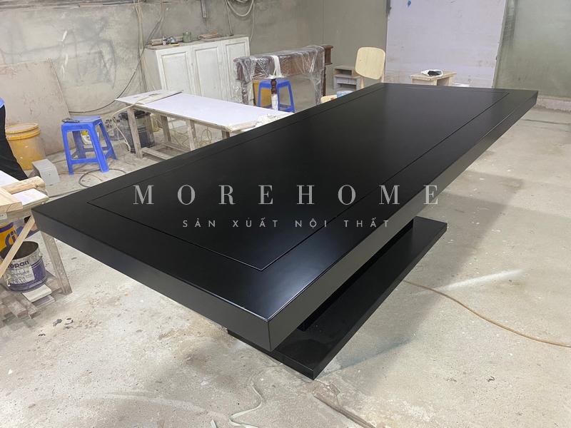 Bàn ăn cao cấp với chất liệu gỗ tự nhiên, sơn màu đen, tạo nên phong cách thiết kế Đông Dương.